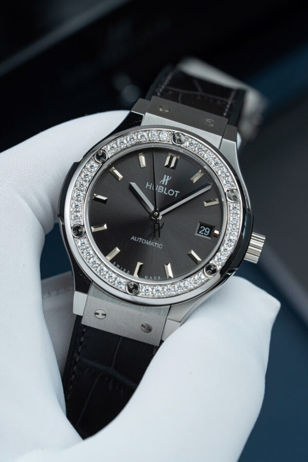 Hublot Classic Fusion 38mm niềng Moissanite